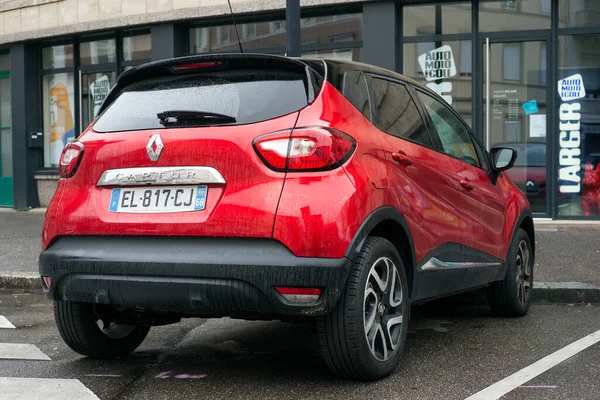 Mulhouse Frankrike December 2020 Bakifrån Röd Renault Captur Parkerad Gatan — Stockfoto