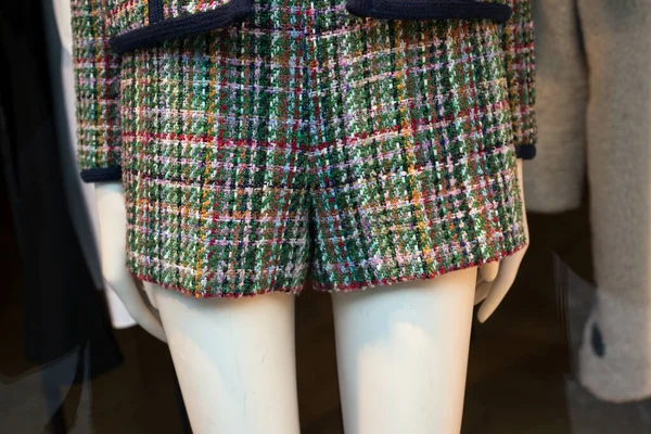 Nahaufnahme Eines Grünen Klassischen Shorts Auf Schaufensterpuppe Einem Modegeschäft Showroom — Stockfoto