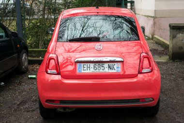 Mulhouse - Fransa - 30 Ocak 2021 - Mercan rengi Fiat 500 'ün arka görüntüsü, sokağa park edilmiş ünlü İtalyan mini arabası