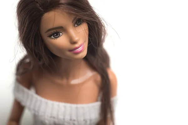 Mulhouse Frankrike November 2021 Porträtt Brunett Barbie Docka Bär Vit — Stockfoto