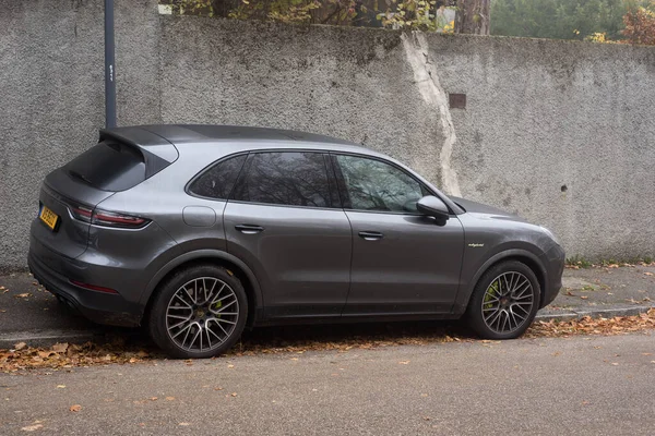 Mulhouse França Novembro 2021 Vista Perfil Porsche Cayenne Cinza Famoso — Fotografia de Stock