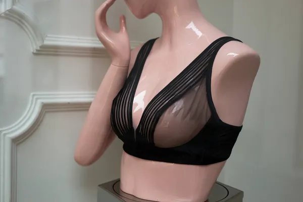 Nahaufnahme Von Schwarzen Transparenten Auf Schaufensterpuppe Modegeschäft Showroom — Stockfoto