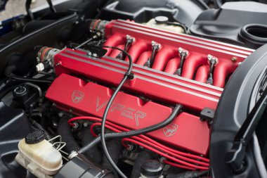 Mulhouse - Fransa - 14 Kasım 2021 - Kırmızı Dodge Viper motoruna yakın çekim