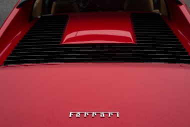 Mulhouse - Fransa - 14 Kasım 2021 - Caddeye park etmiş kırmızı Ferrari 328 GTS 'nin dikiz görüntüsü
