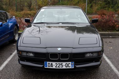 Mulhouse - Fransa - 14 Kasım 2021 - Siyah BMW 850 'nin önü sokağa park ettim