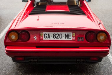 Mulhouse - Fransa - 14 Kasım 2021 - Caddeye park etmiş kırmızı Ferrari 328 GTS 'nin dikiz görüntüsü