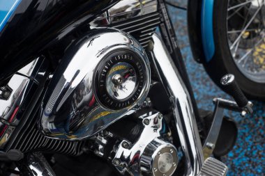 Mulhouse - Fransa - 14 Kasım 2021 - Harley Davidson motosikletinin krom motoruna yakın çekim