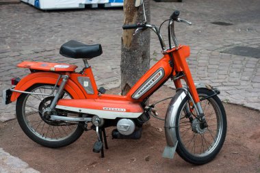 Colmar - Fransa - 20 Kasım 2021 - Turuncu Peugeot 103 motosikletinin sokak manzarası
