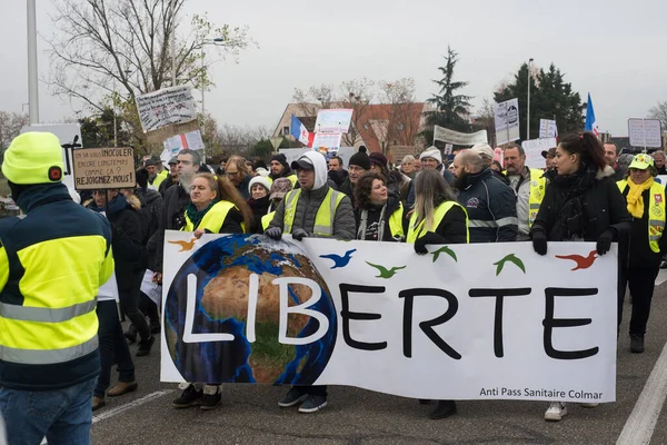 Colmar França Novembro 2021 Pessoas Protestando Contra Passe Sanitário Com — Fotografia de Stock