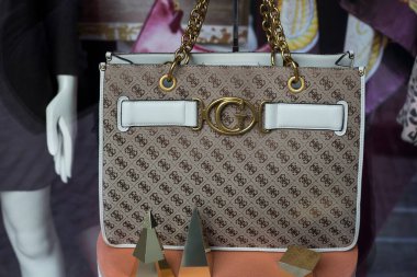 Colmar - Fransa - 13 Kasım 2021 Gucci 'nin lüks bir moda mağazasında kahverengi deri çantanın yakın çekimi