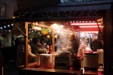 Mulhouse - Fransa - 28 Kasım 2021 - Noel pazarında şarap içti