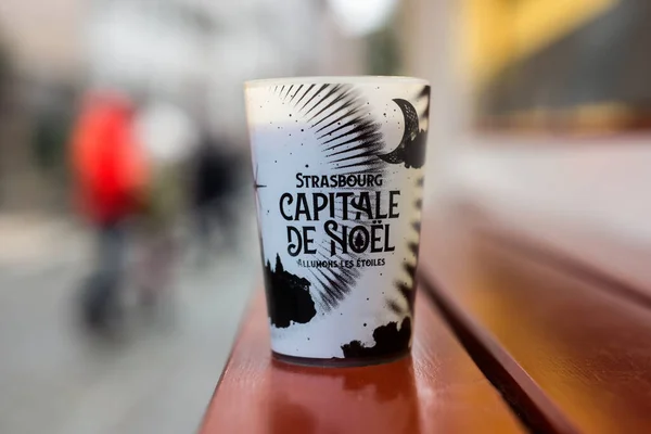 ストラスブール フランス 2021年11月29日 クリスマスマーケットの木製テーブルの上に伝統的なカップでマルチワインの閉鎖 — ストック写真