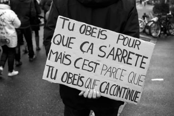 2021年11月28日 法国Mulhouse 人们高举法国国旗抗议 Obeis Pour Que Arrete Continue Parceque Obeis — 图库照片
