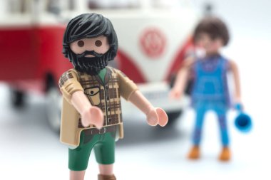 Mulhouse France - 26 Kasım 2021 - Beyaz arka planda Volkswagen minibüsü olan oyun araçlarının yakın çekimi