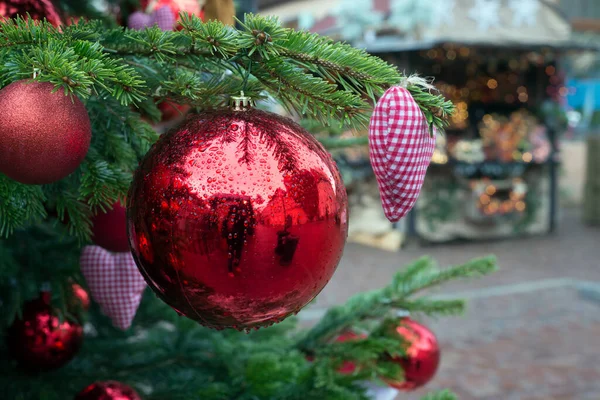 Close Van Rode Bal Kerstboom Straat — Stockfoto