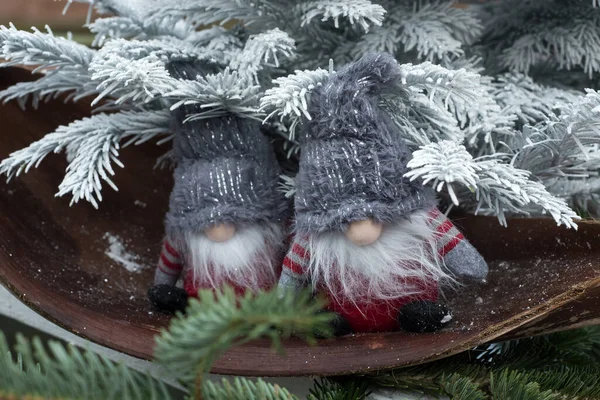 通りで装飾的なクリスマスのノームの閉鎖 — ストック写真