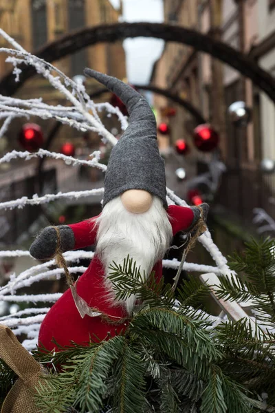 通りで装飾的なクリスマスのノームの閉鎖 — ストック写真