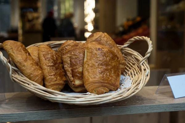 パン屋のショールームで伝統的なフランスのチョコレートパンの閉鎖 — ストック写真