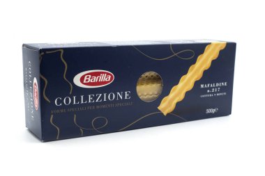 Mulhouse - Fransa - 8 Aralık 2021 Barilla makarnasının beyaz arka planda mavi paketli hali