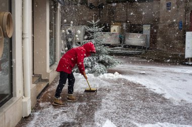 Mulhouse - Fransa - 10 Aralık 2021 - Kadın portresi sokaktaki karı kaldırıyor