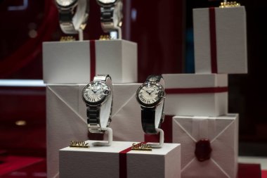 Strasbourg - Fransa - 11 Aralık 2021 - Cartier 'in kapatıldığı kuyumcu galerisi