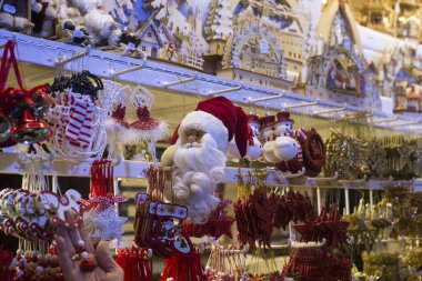Yılbaşı eşyalarının Noel pazarında yakınlaştırılması