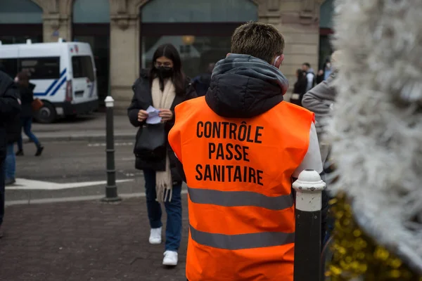Strasbourg Frankrike December 2021 Porträtt Baksidan Mannen Som Kontrollerar Sanitetskortet — Stockfoto