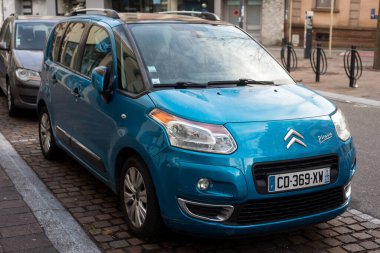 Mulhouse - Fransa - 12 Aralık 2021 - Caddeye parkedilmiş mavi C3 havayolu Picasso manzarası