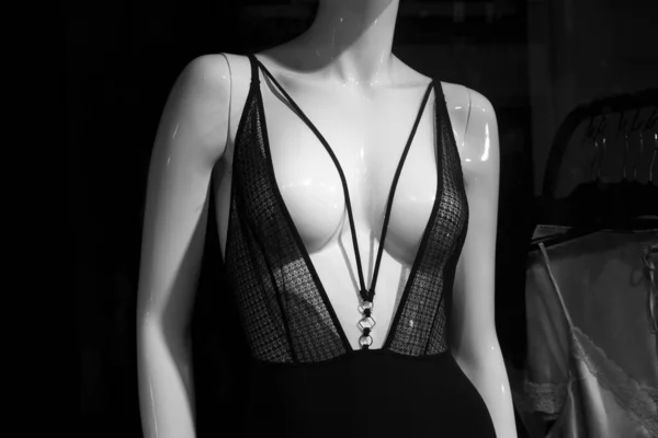 Moda Mağazasının Vitrininde Siyah Çamaşırlarına Yakın Çekim — Stok fotoğraf