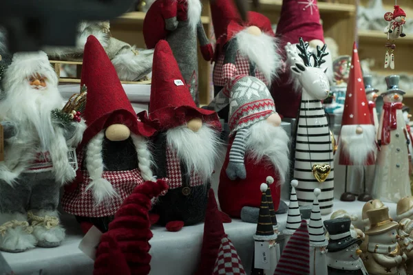 Sluitingen Van Decoratieve Kerstkabouters Kerstmarkt — Stockfoto