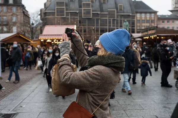 Strasbourg Franciaország December 2021 Portré Női Fotózás Karácsonyi Piacon Utcán — Stock Fotó