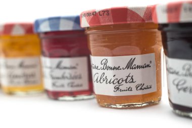 Mulhouse - Fransa - 15 Aralık 2021 - Beyaz arka planda bonne mama mini Fransız marmelat kapları 