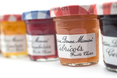 Mulhouse - Fransa - 15 Aralık 2021 - Beyaz arka planda bonne mama mini Fransız marmelat kapları 