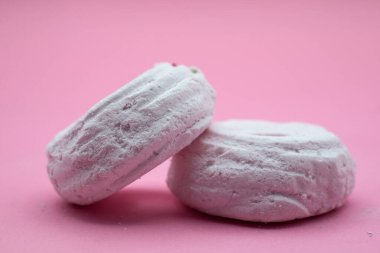 Pembe arka planda kremalı pastaların kapatılması