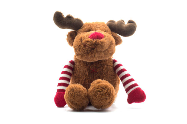 Крупный план плюшевого северного оленя на белом фоне