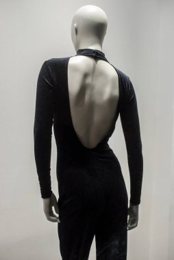 Moda mağazasının vitrininde siyah seksi kıyafetlerin yakın çekimi.