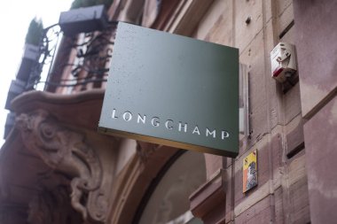 Strasbourg - Fransa - 25 Aralık 2021 - Caddedeki mağaza cephesindeki levhada Longchamp logosunun yakın çekimi