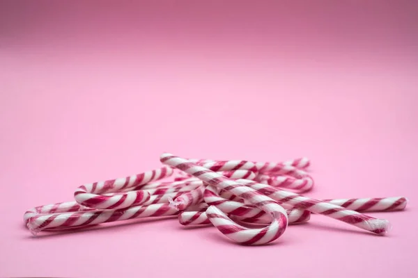 Primer Plano Bastón Caramelo Desnudo Rojo Blanco Sobre Fondo Rosa —  Fotos de Stock