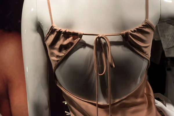 Primer Plano Satén Sexy Ochenta Maniquí Una Tienda Moda Sala —  Fotos de Stock