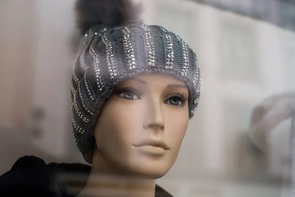 Gros Plan Chapeau Laine Sur Mannequin Dans Showroom Magasin Mode — Photo