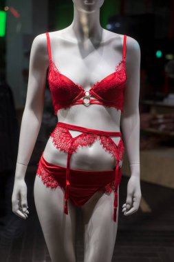 Moda mağazasının vitrininde kırmızı askıya alınmış kemerin yakın çekimi.