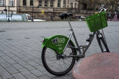 Strasbourg - Fransa - 8 Ocak 2022 - Caddeye park edilmiş Velhop kiralık bisikletin profil görünümü