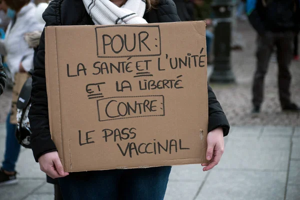ストラスブール フランス 1月2022 フランス語でテキストで衛生パスに抗議する人々 英語でル パスの予防接種を制御する ワクチンパスに対する — ストック写真