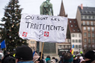 Strasbourg - Fransa - 8 Ocak 2022 - Sağlık Geçidini Fransızcayla protesto eden insanlar: Ou sont les traitements, İngilizce: Tedaviler nerede