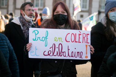 Mulhouse - Fransa - 13 Ocak 2022 - Fransızca pankartla protesto eden Fransızca öğretmeni portresi: prof en colere et celibataire, İngilizce: kızgın öğretmen ve bekar