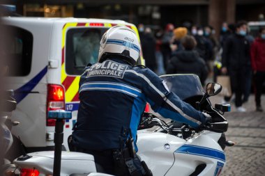Strasbourg - Fransa - 8 Ocak 2022 - Fransız belediye polisi ve motosiklet portresi  