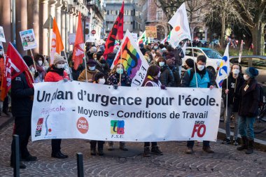 Mulhouse - Fransa - 13 Ocak 2022 - Covid-19 hijyenik protokolünü protesto eden bir grup Fransızca öğretmeni 