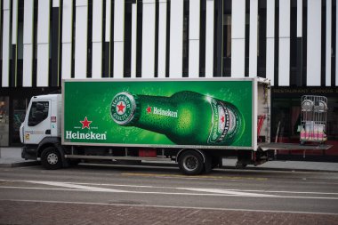 Mulhouse - Fransa - 13 Ocak 2022 Heineken bira dağıtım kamyonunun profil görüntüsü sokağa park edildi