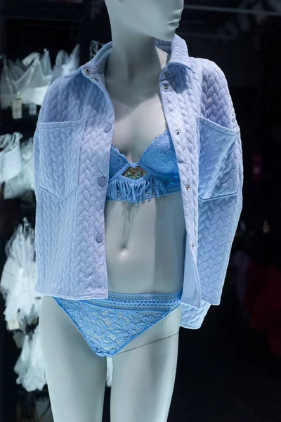 Zbliżenie Niebieskiej Koronki Bielizna Manekin Salonie Mody — Zdjęcie stockowe