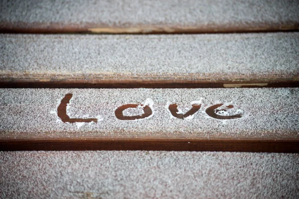 Nahaufnahme Des Wortes Liebe Das Sich Frost Auf Einer Holzbank — Stockfoto